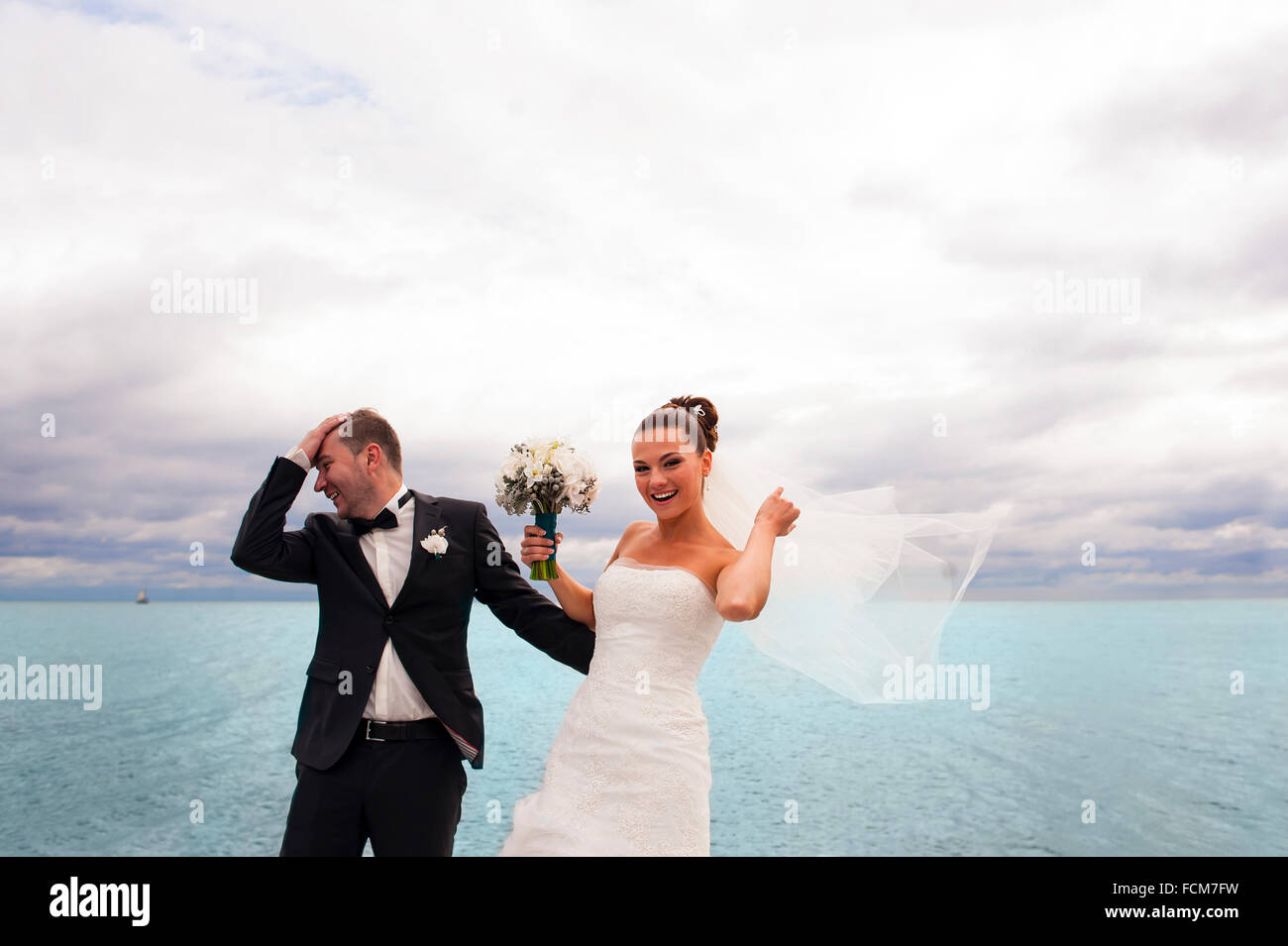 Glückliche Braut auf dem Meer-Kai. Stockfoto