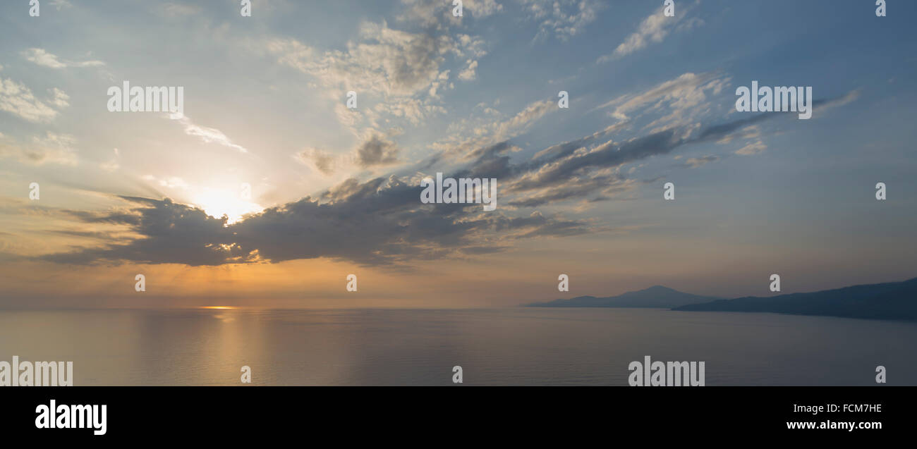 Sonne durch Wolken über das Mittelmeer und die Küste am Palinuro-Kap in der Cilento-Region im Süden Italiens Stockfoto