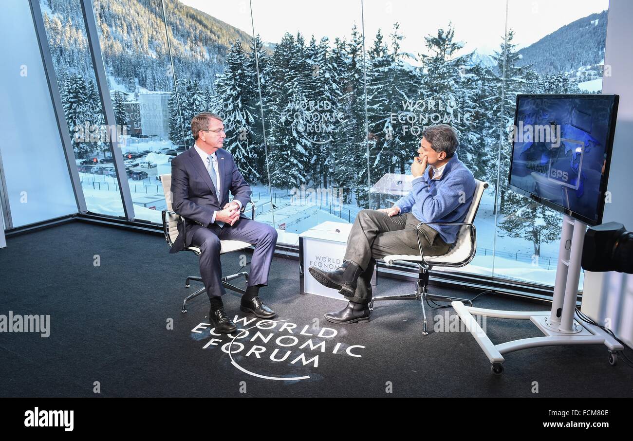 Davos, Schweiz. 22. Januar 2016.  US-Verteidigungsminister Ash Carter in einem Interview mit CNN Fareed Zakaria im Congress Center am Rande des World Economic Forum 22. Januar 2016 in Davos, Schweiz. Stockfoto