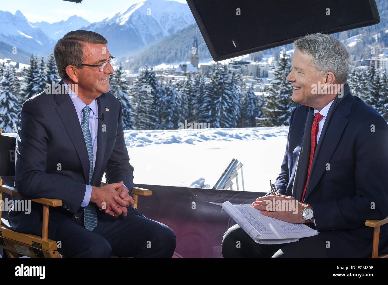 Davos, Schweiz. 22. Januar 2016.  US-Verteidigungsminister Ash Carter in einem Interview mit David Westin von Bloomberg TV im Congress Center am Rande des World Economic Forum 22. Januar 2016 in Davos, Schweiz. Stockfoto
