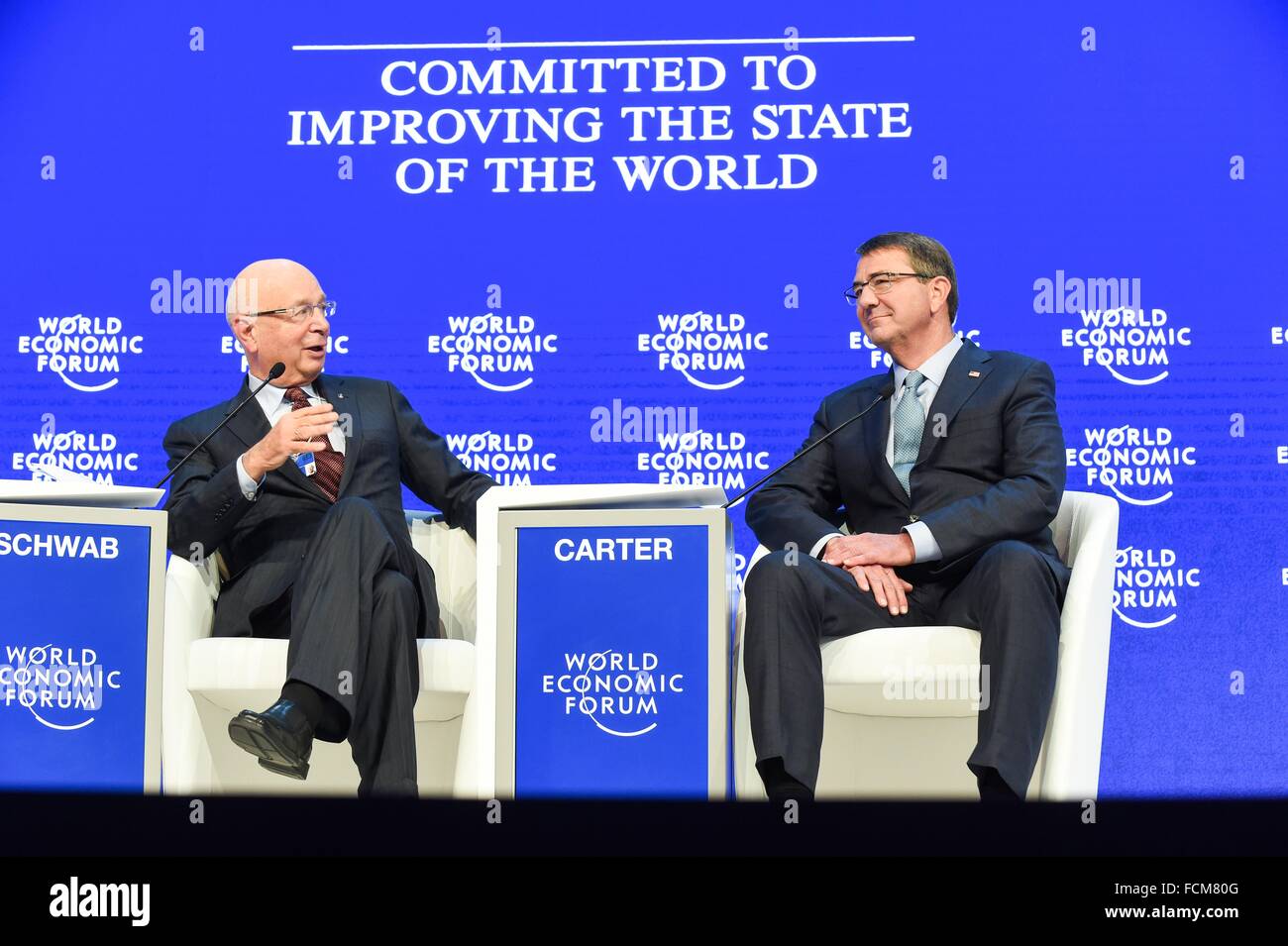 Davos, Schweiz. 22. Januar 2016.  US-Verteidigungsminister Ash Carter mit Klaus Schwab während einer Sitzung auf dem World Economic Forum 22. Januar 2016 in Davos, Schweiz spricht. Stockfoto
