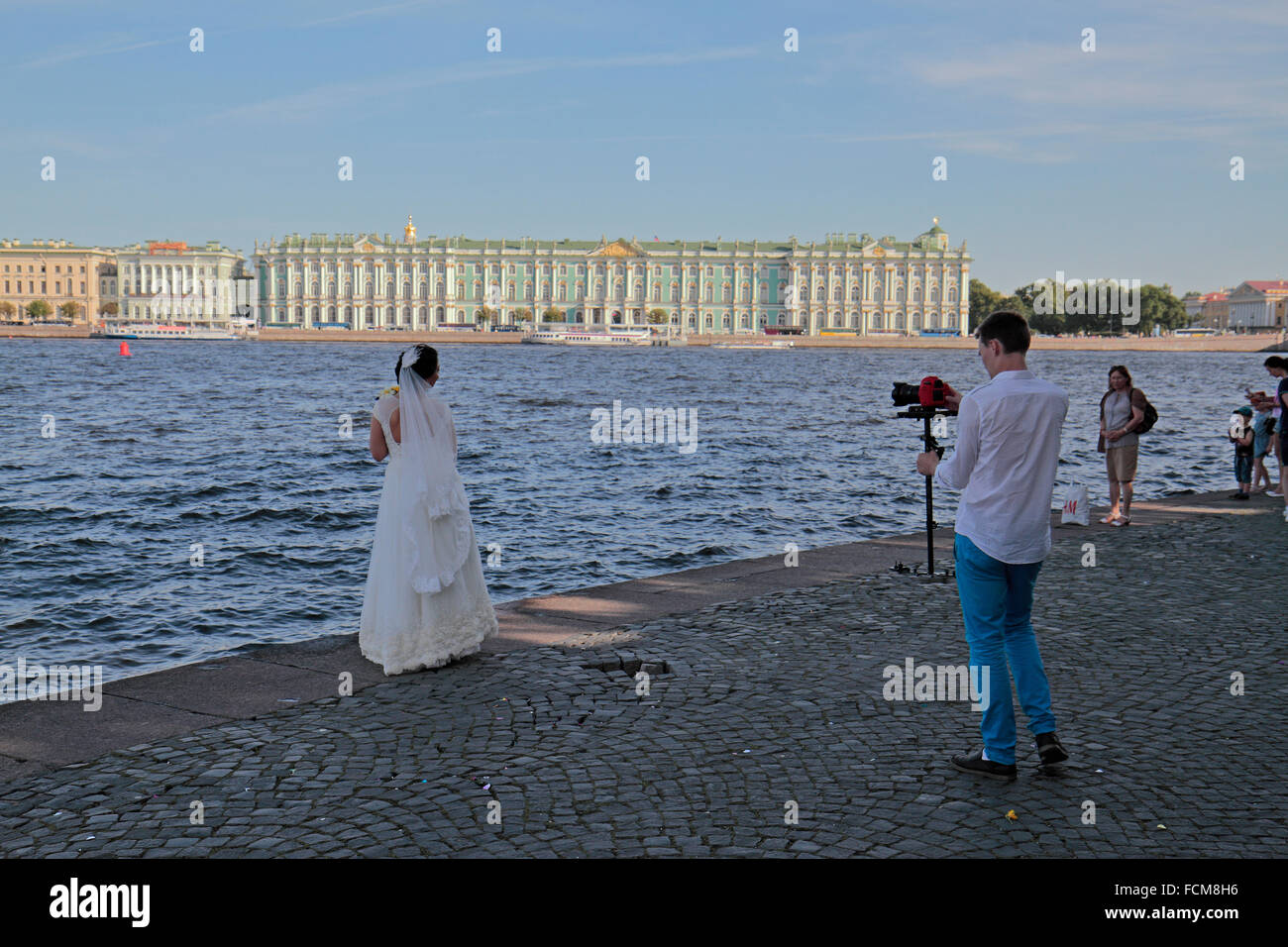 Eine Braut, fotografiert am Ufer des Flusses Newa gegenüber den Winterpalast in Sankt Petersburg, Russland. Stockfoto