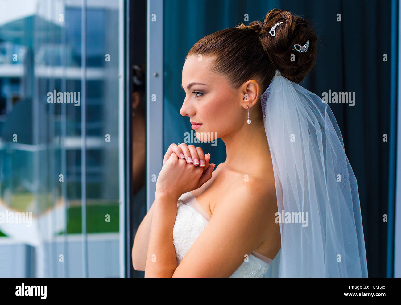 Braut suchen durch das Fenster. Stockfoto