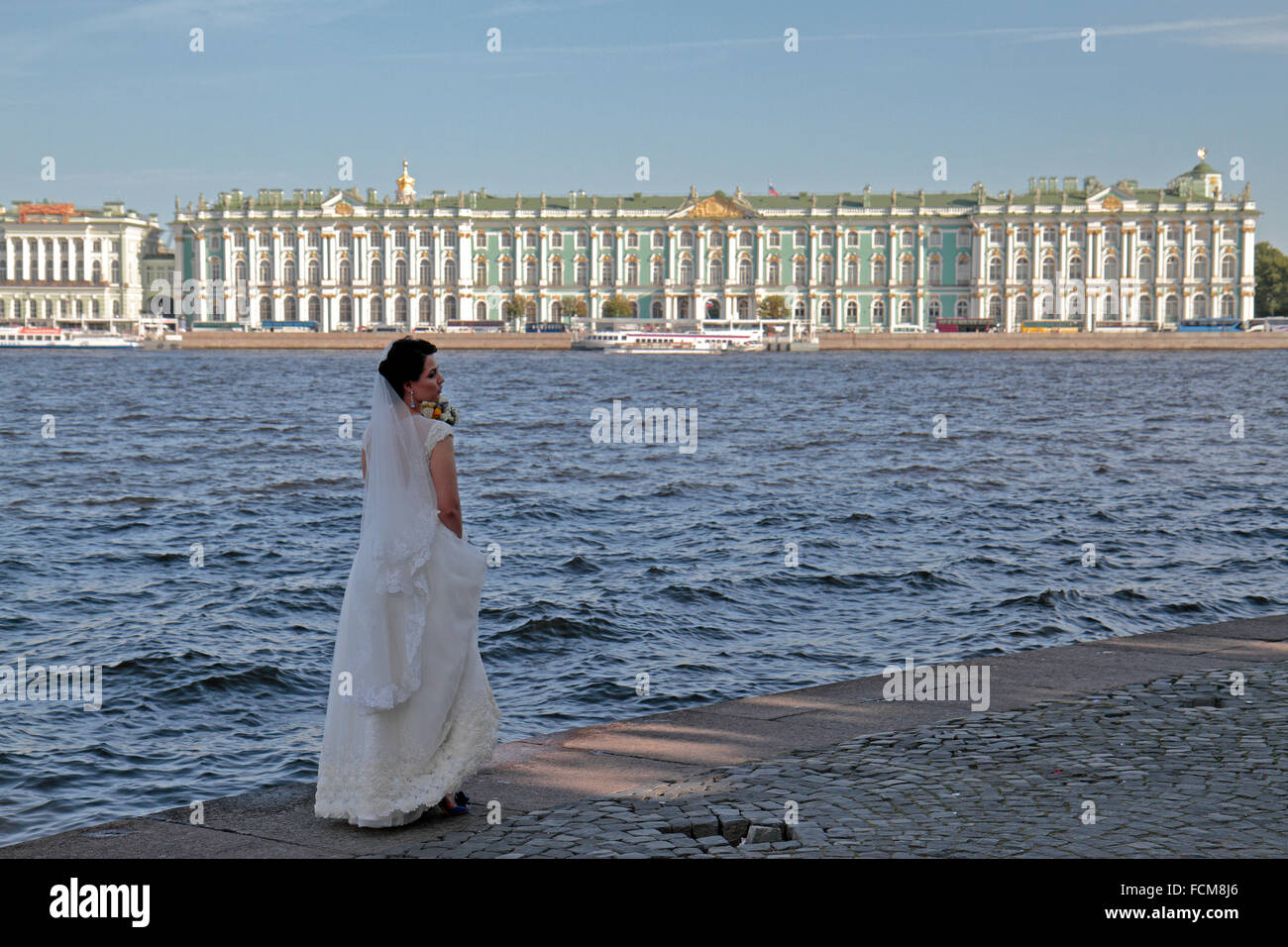 Eine Braut, fotografiert am Ufer des Flusses Newa gegenüber den Winterpalast in Sankt Petersburg, Russland. Stockfoto