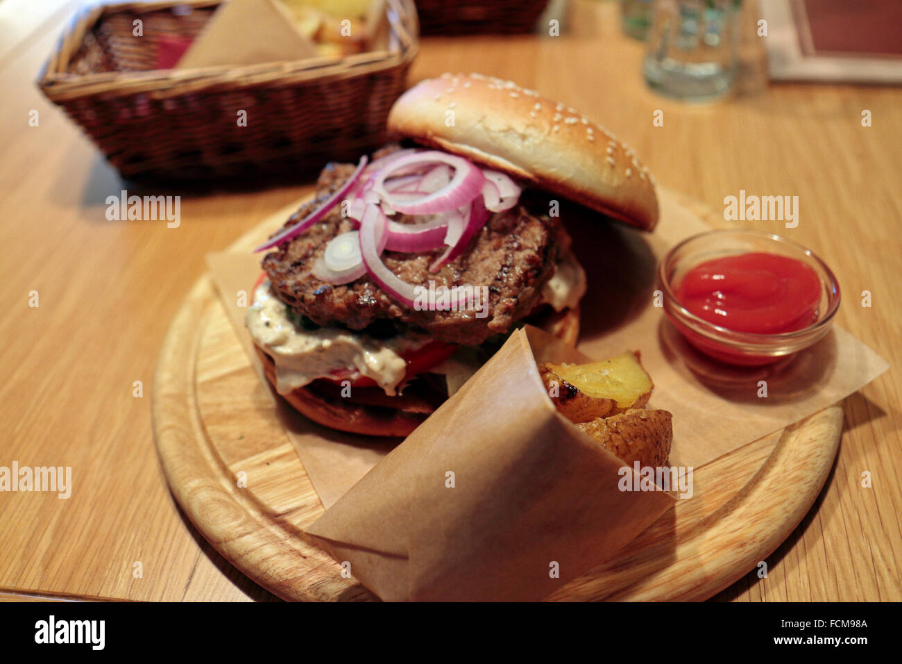 Ein Hamburger und Jacke Kartoffelspalten wie im Ivanhoff House Bar & Grill in Sankt Petersburg, Northwestern, Russland gekauft. Stockfoto