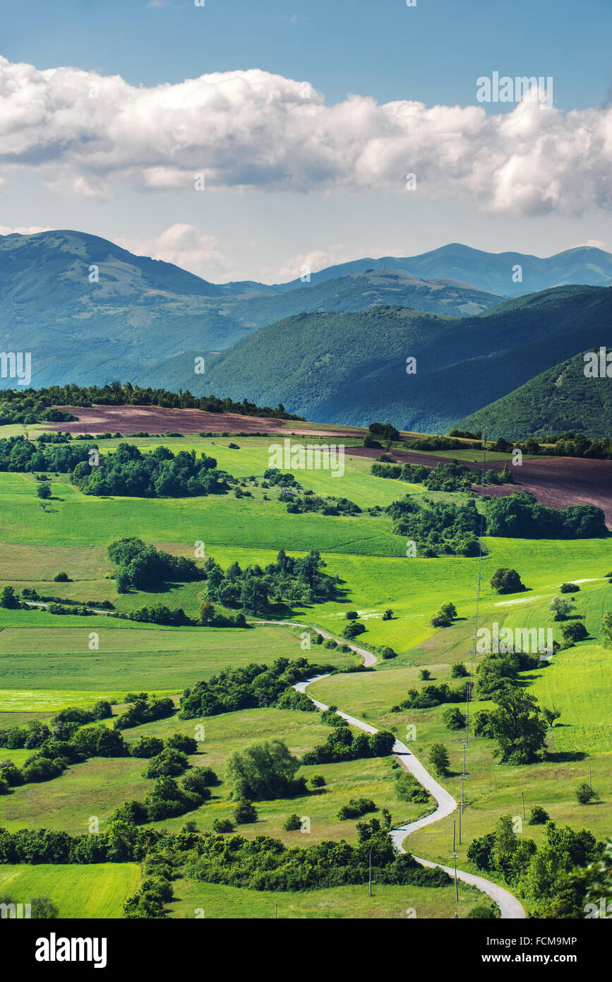 Bergfrühling in Italien Landschaft, Umbrien. Stockfoto
