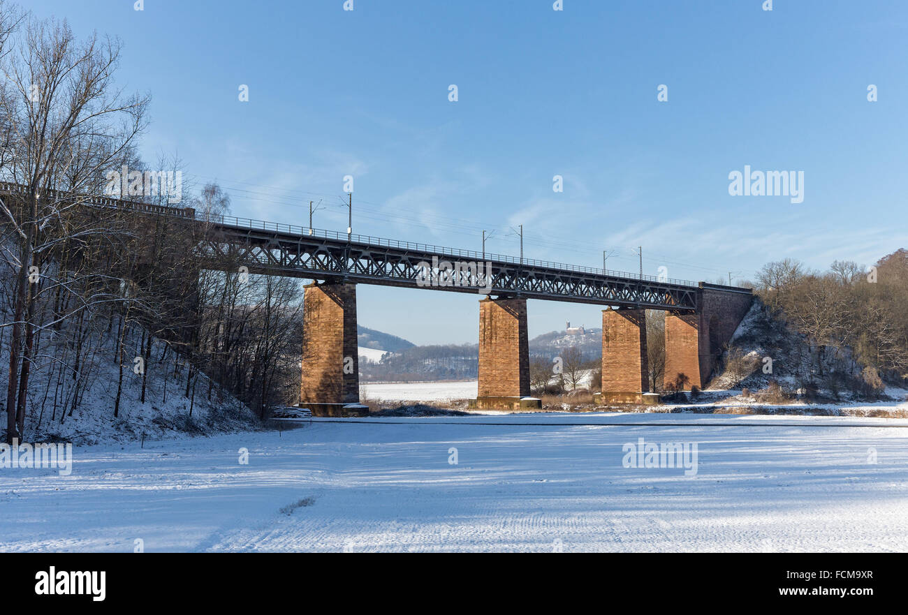 Eisenbahn-Brücke über den Fluss Werra in Deutschland (in der Nähe von Oberrieden) Stockfoto