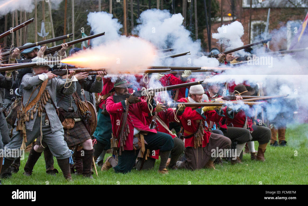 Die Schlacht von Nantwich wurde während des Ersten englischen Bürgerkrieges zwischen den Parlamentariern und Royalisten nordwestlich der Stadt Nantwich in Cheshire am 25. Januar 1644 ausgetragen. Die Royalisten unter Lord Byron belagerten Nantwich, und Sir Thomas Fairfax führte eine Armee an, um die Stadt zu entlasten. Als Fairfax sich näherte, führte ein plötzliches Tauen dazu, dass der River Weaver in Spat aufging und Byrons Kavallerie von seiner Infanterie und Artillerie, die von Fairfax überrannt und zerstört wurden, teilte. Stockfoto