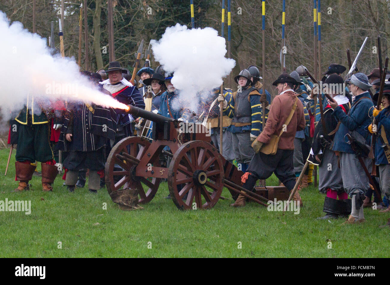Die Schlacht von Nantwich wurde während des Ersten englischen Bürgerkrieges zwischen den Parlamentariern und Royalisten nordwestlich der Stadt Nantwich in Cheshire am 25. Januar 1644 ausgetragen. Die Royalisten unter Lord Byron belagerten Nantwich, und Sir Thomas Fairfax führte eine Armee an, um die Stadt zu entlasten. Als Fairfax sich näherte, führte ein plötzliches Tauen dazu, dass der River Weaver in Spat aufging und Byrons Kavallerie von seiner Infanterie und Artillerie, die von Fairfax überrannt und zerstört wurden, teilte. Stockfoto