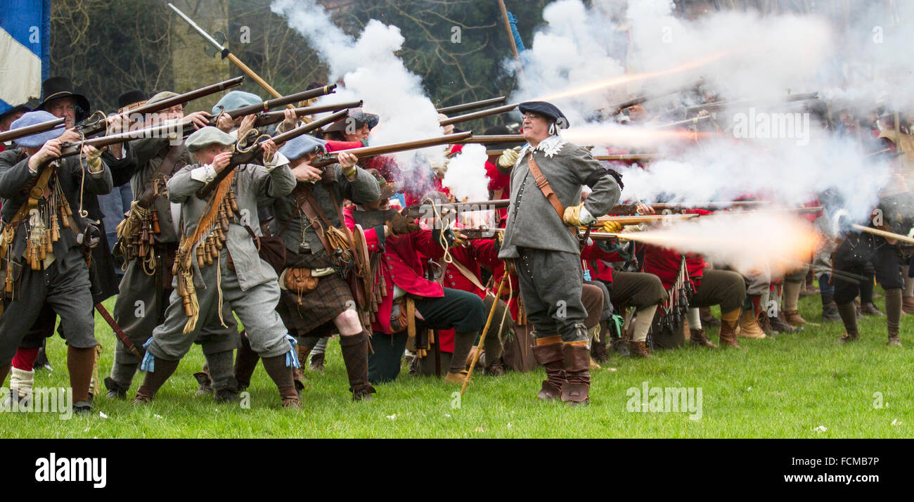 Die Schlacht von Nantwich wurde während des Ersten englischen Bürgerkrieges zwischen den Parlamentariern und Royalisten nordwestlich der Stadt Nantwich in Cheshire am 25. Januar 1644 ausgetragen. Die Royalisten unter Lord Byron belagerten Nantwich, und Sir Thomas Fairfax führte eine Armee an, um die Stadt zu entlasten. Als Fairfax sich näherte, führte ein plötzliches Tauen dazu, dass der River Weaver in Spat aufging und Byrons Kavallerie von seiner Infanterie und Artillerie, die von Fairfax überrannt und zerstört wurden, teilte. Stockfoto