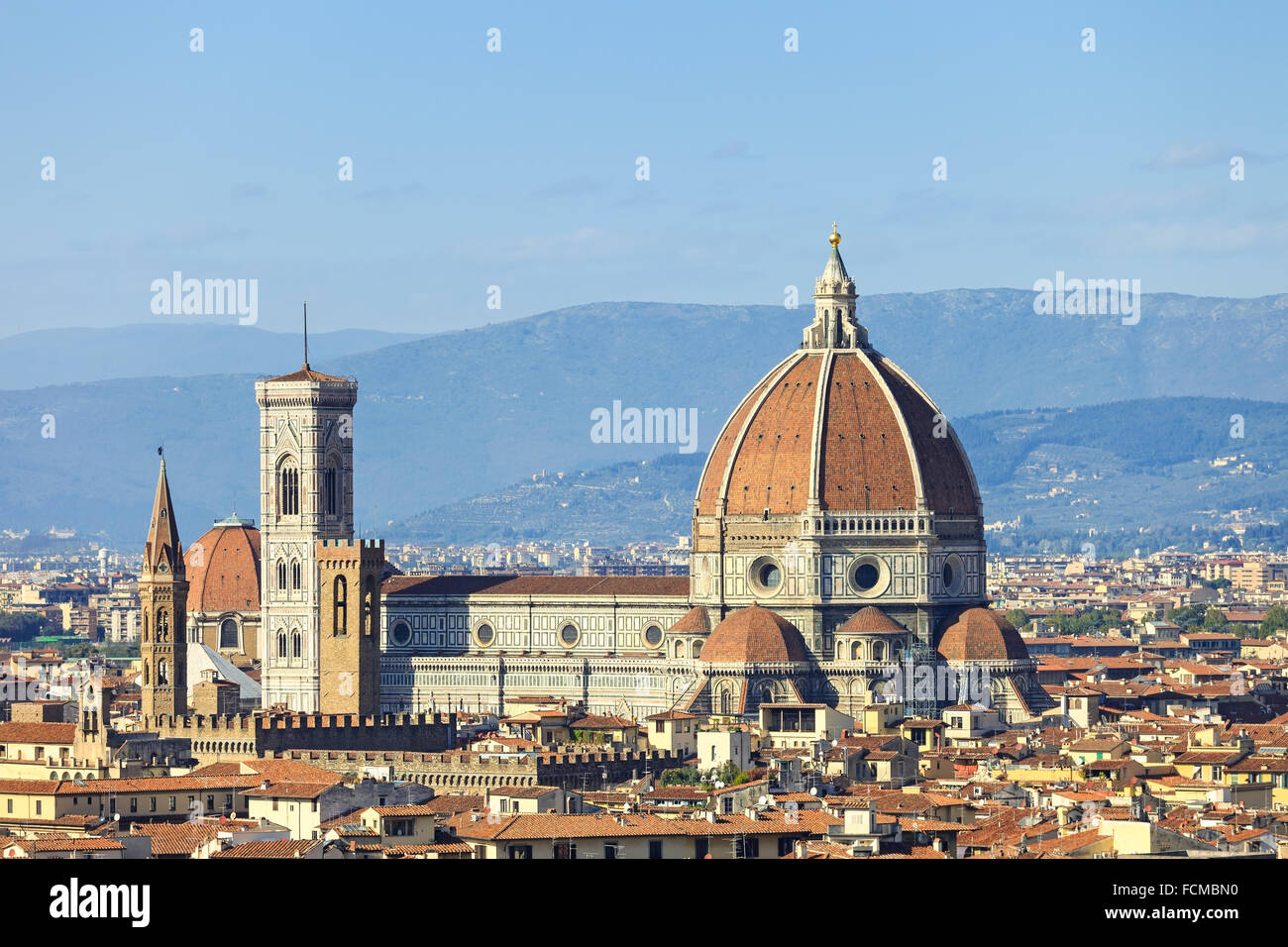 Florenz, Dom, Wahrzeichen der Basilika Santa Maria del Fiore und Giotto Campanile Panorama Blick vom Michelangelo Park squ Stockfoto