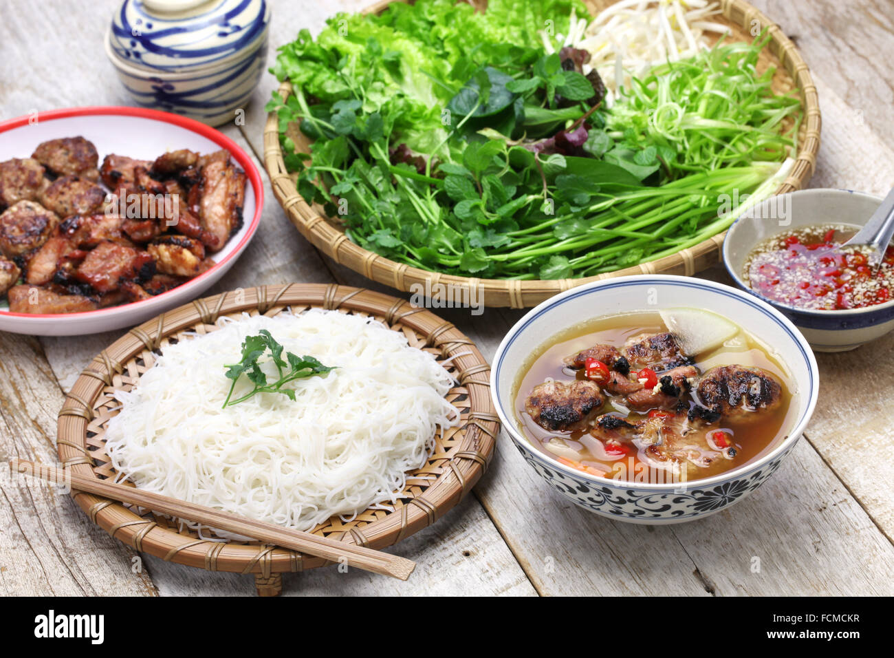 Bun Cha, gegrilltem Schweinefleisch Reisnudeln und Kräutern, vietnamesische Küche Stockfoto
