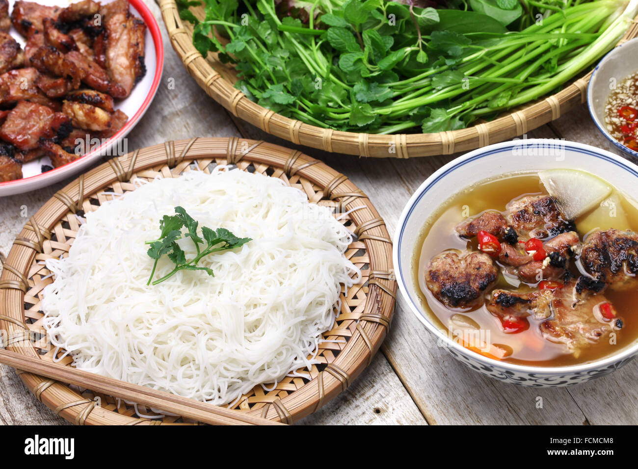 Bun Cha, gegrilltem Schweinefleisch Reisnudeln und Kräutern, vietnamesische Küche Stockfoto
