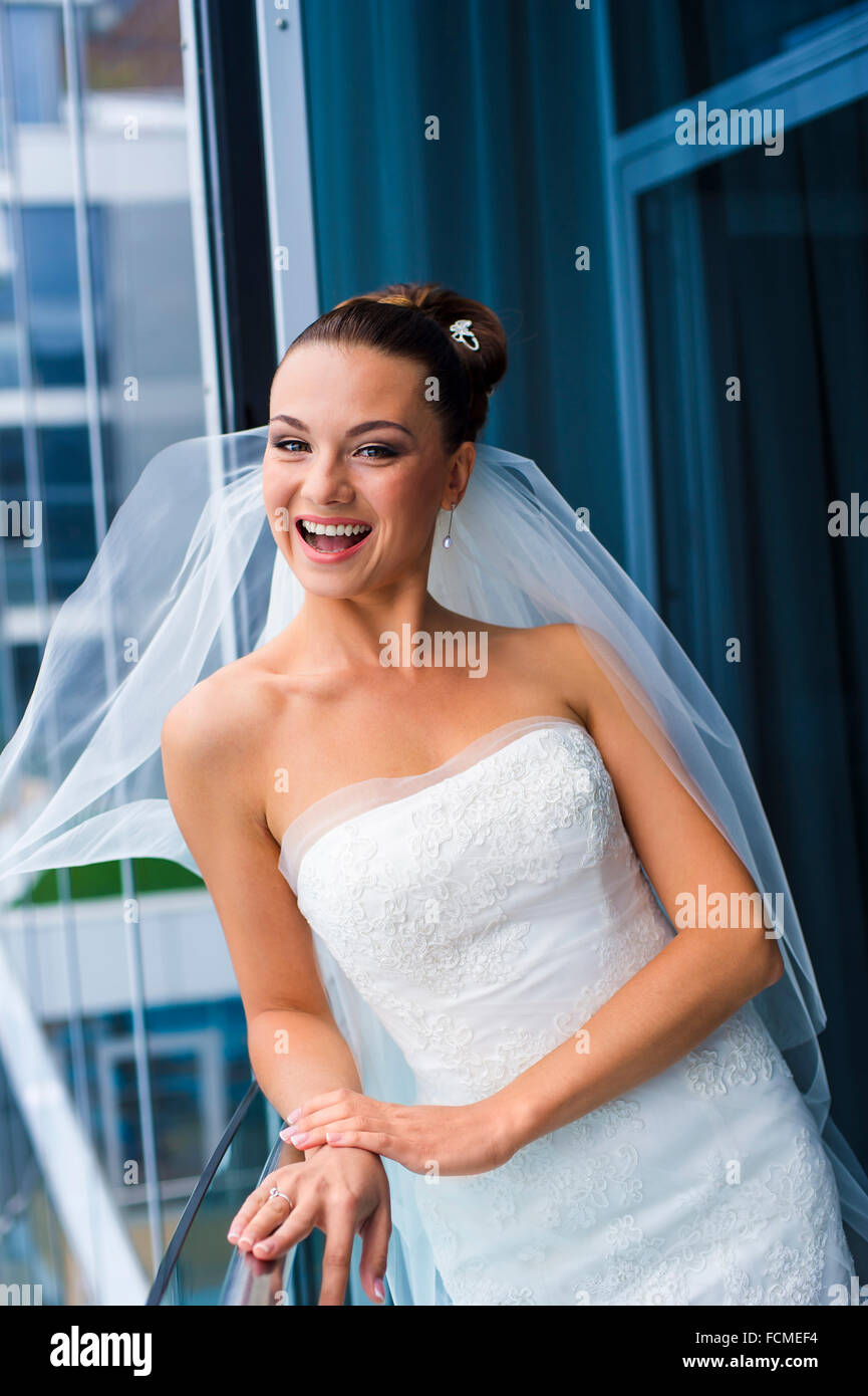 Braut in der Nähe der Glaswand. Stockfoto