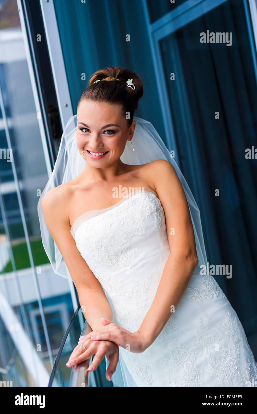 Fabelhafte Braut neben dem Fenster. Stockfoto