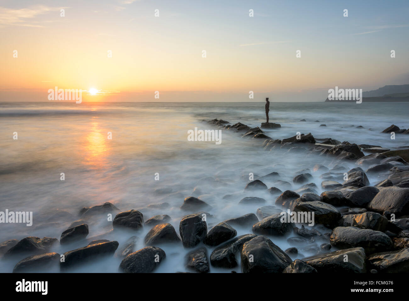 Antony Gormley Statue auf der Clavell Pier in Dorset. Stockfoto