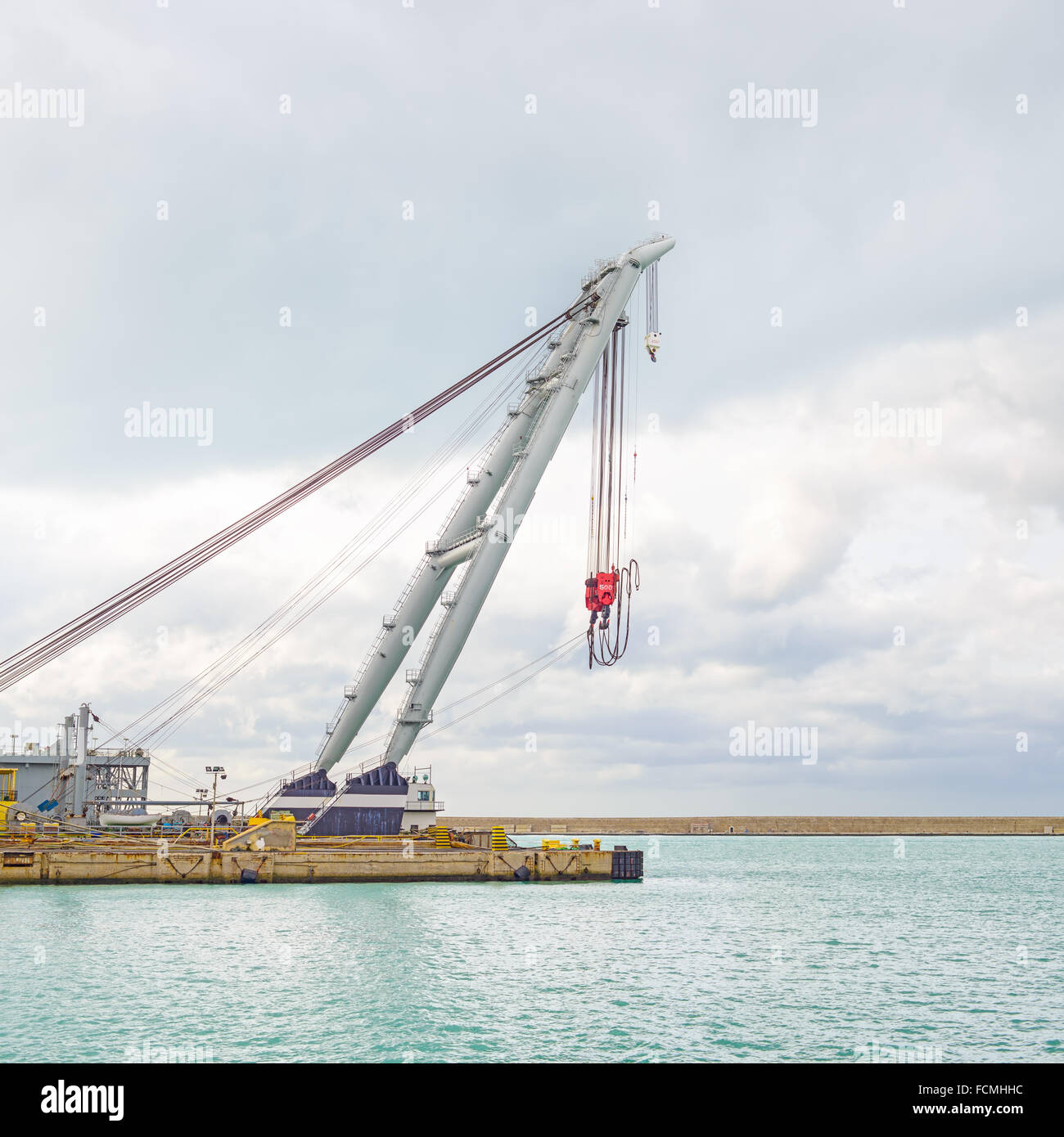 Kai Hafenkran für Container, Fracht, Schiff oder Boot im Hafen von industriellen. Stockfoto