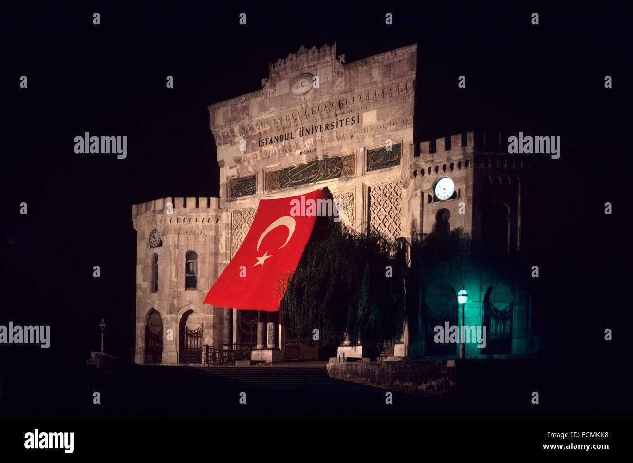 Das monumentale Tor des osmanischen Stil oder Main Eingang der Universität Istanbul und die türkische Fahne beleuchtet in der Nacht, am Beyazit-Platz, Istanbul, Türkei Stockfoto
