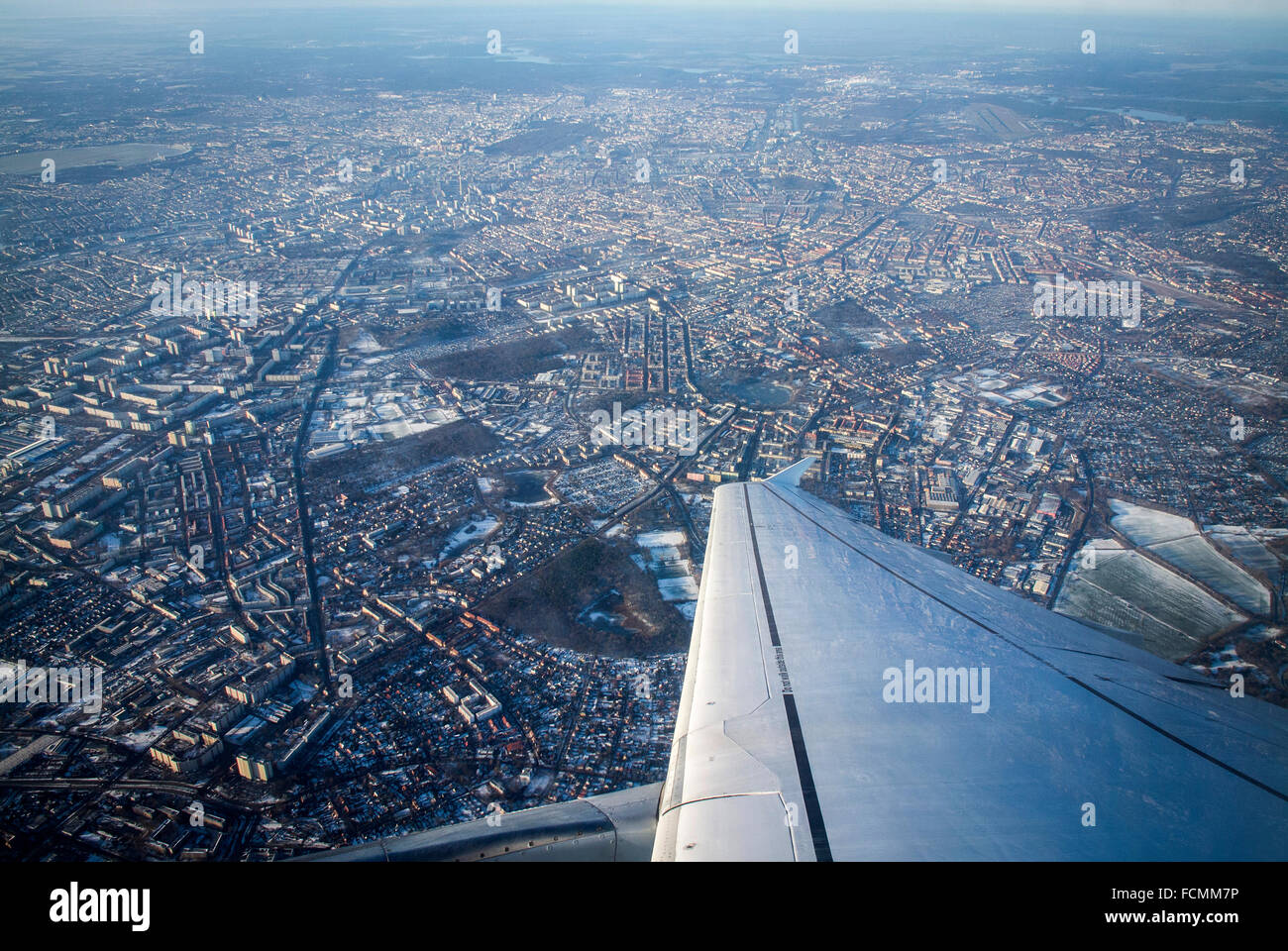 Flugzeug über Berlin fliegen. Dem Start vom Flughafen Tegel, Berlin,  Deutschland Stockfotografie - Alamy