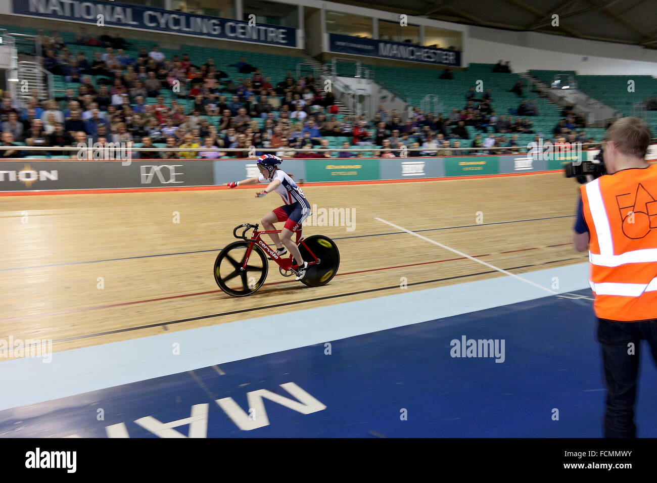 Manchester, UK. 23. Januar 2016. UK Revolution Serie Runde 6 am nationalen Radsport Zentrum. Emily Nelson feiert, denn sie die Ziellinie in der Womens Beseitigung/Scratch-Rennen Credit soll: Dan Cooke/Alamy Live News Stockfoto