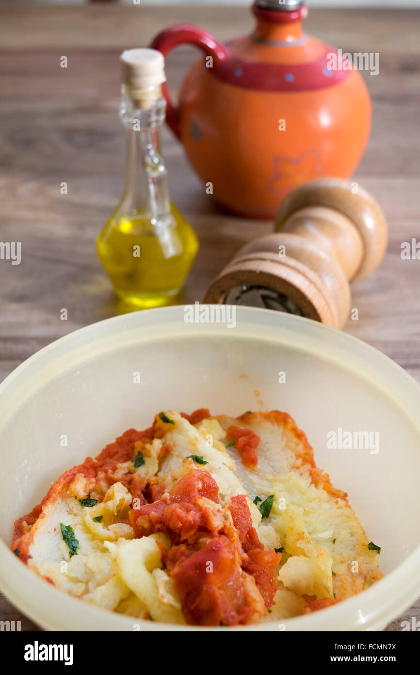 Fisch Alla Sorrentina oder bemehlten Filets vom Fisch in Tomatensauce gekocht Stockfoto