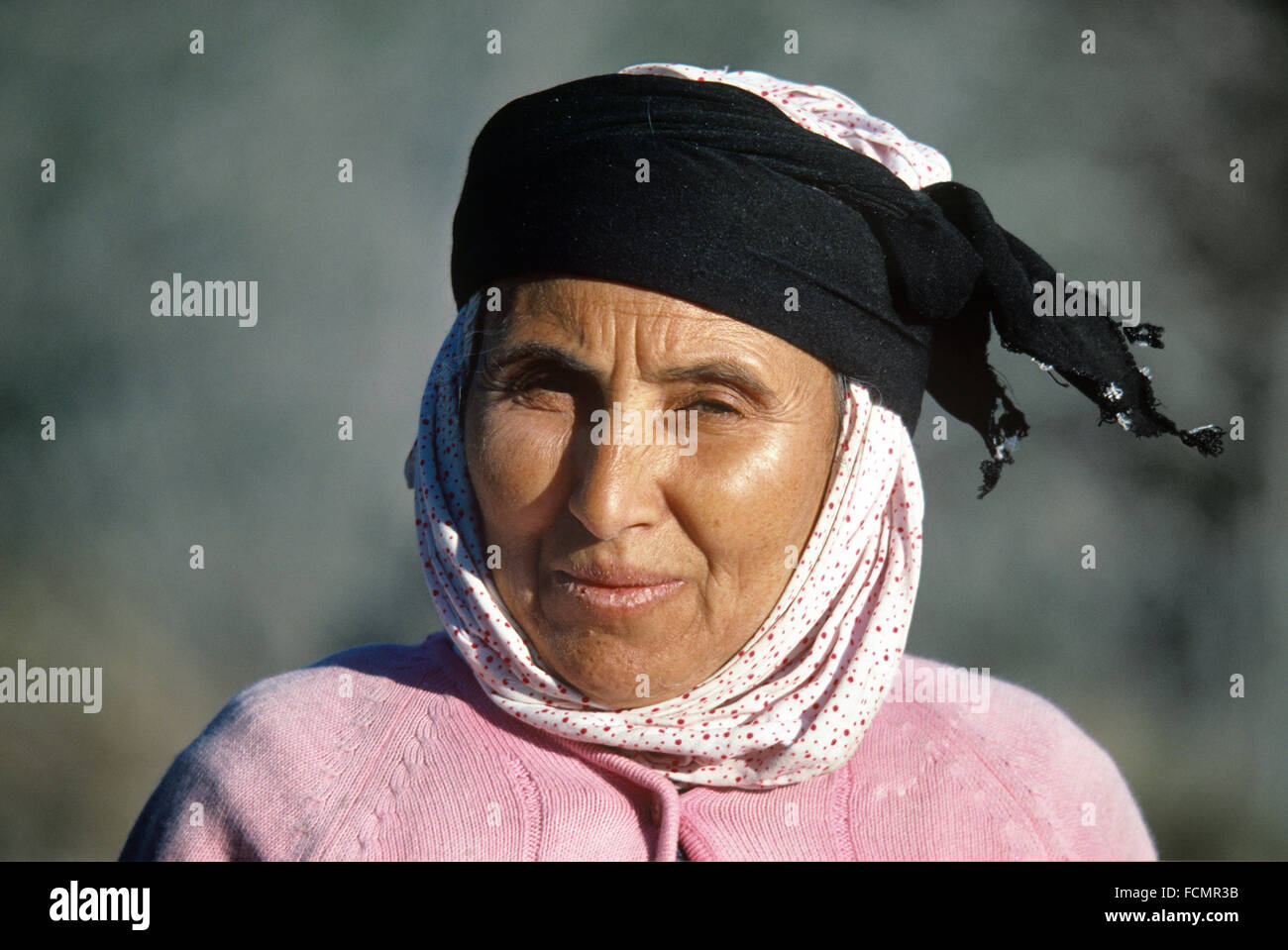 Porträt von einem türkischen Bäuerin trägt einen traditionellen Kopfbedeckung oder Kopf-Schal in der Westtürkei Stockfoto