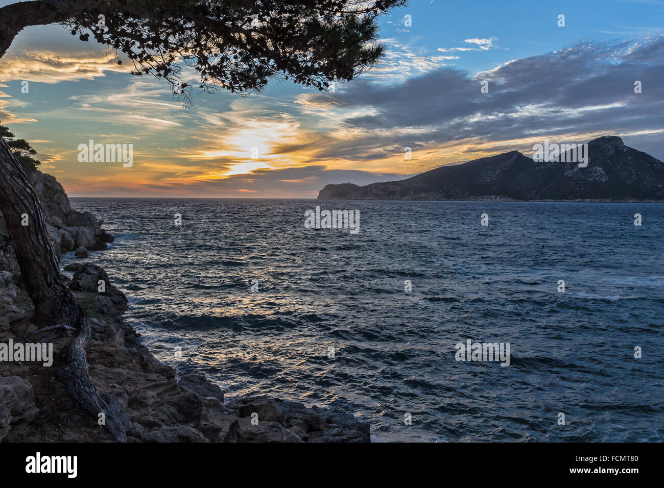 Sonnenuntergang in Sant Elm, Andratx, Mallorca, Balearen, Spanien im Oktober. Raummotive in Sant Elm, Mallorka Stockfoto