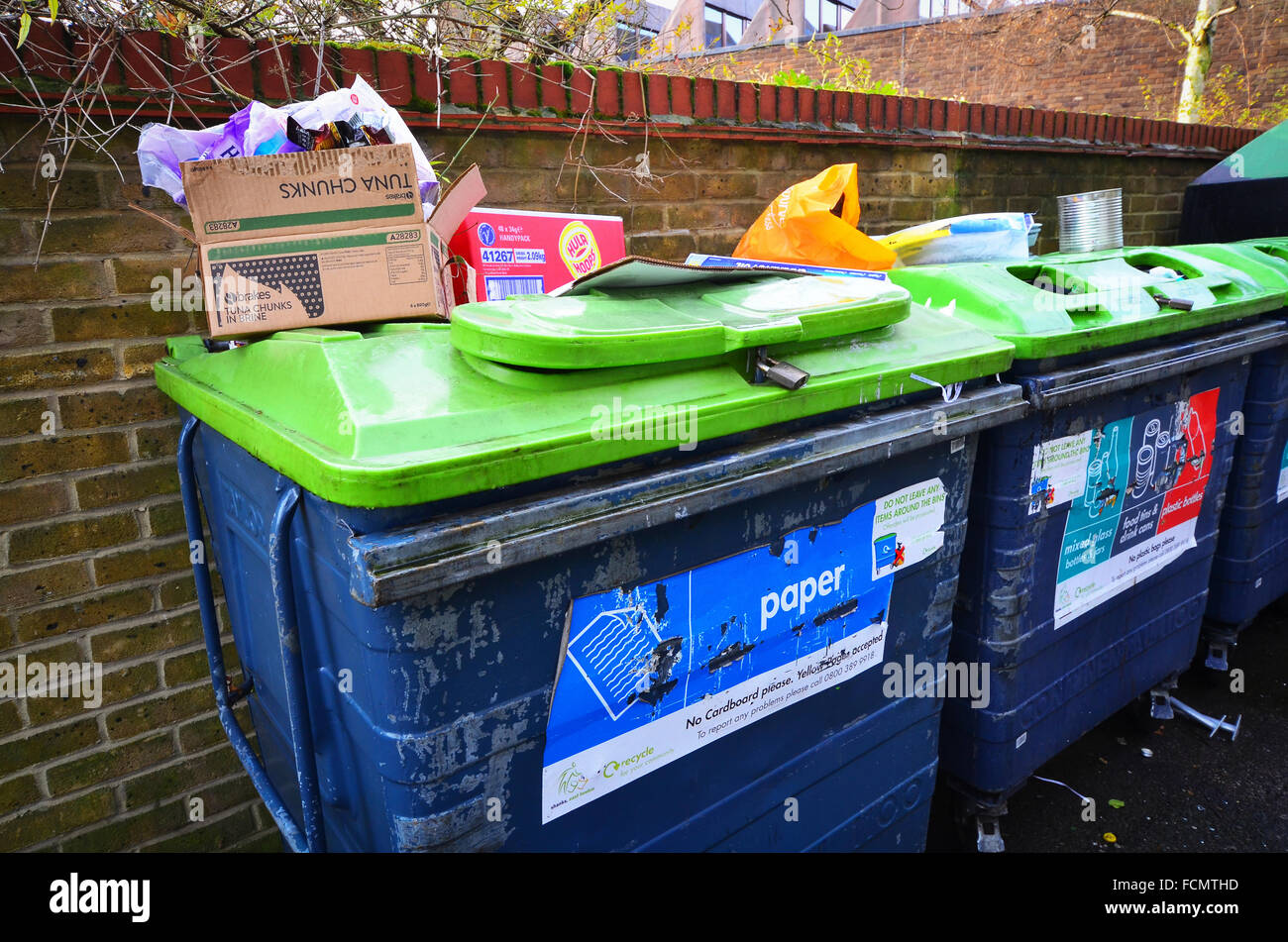 Müll links oben auf papierkörben Wanstead, London E 11. Stockfoto