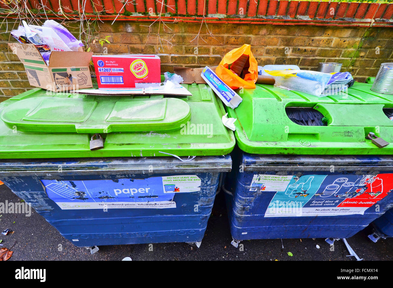 Müll links oben auf papierkörben Wanstead, London E 11. Stockfoto