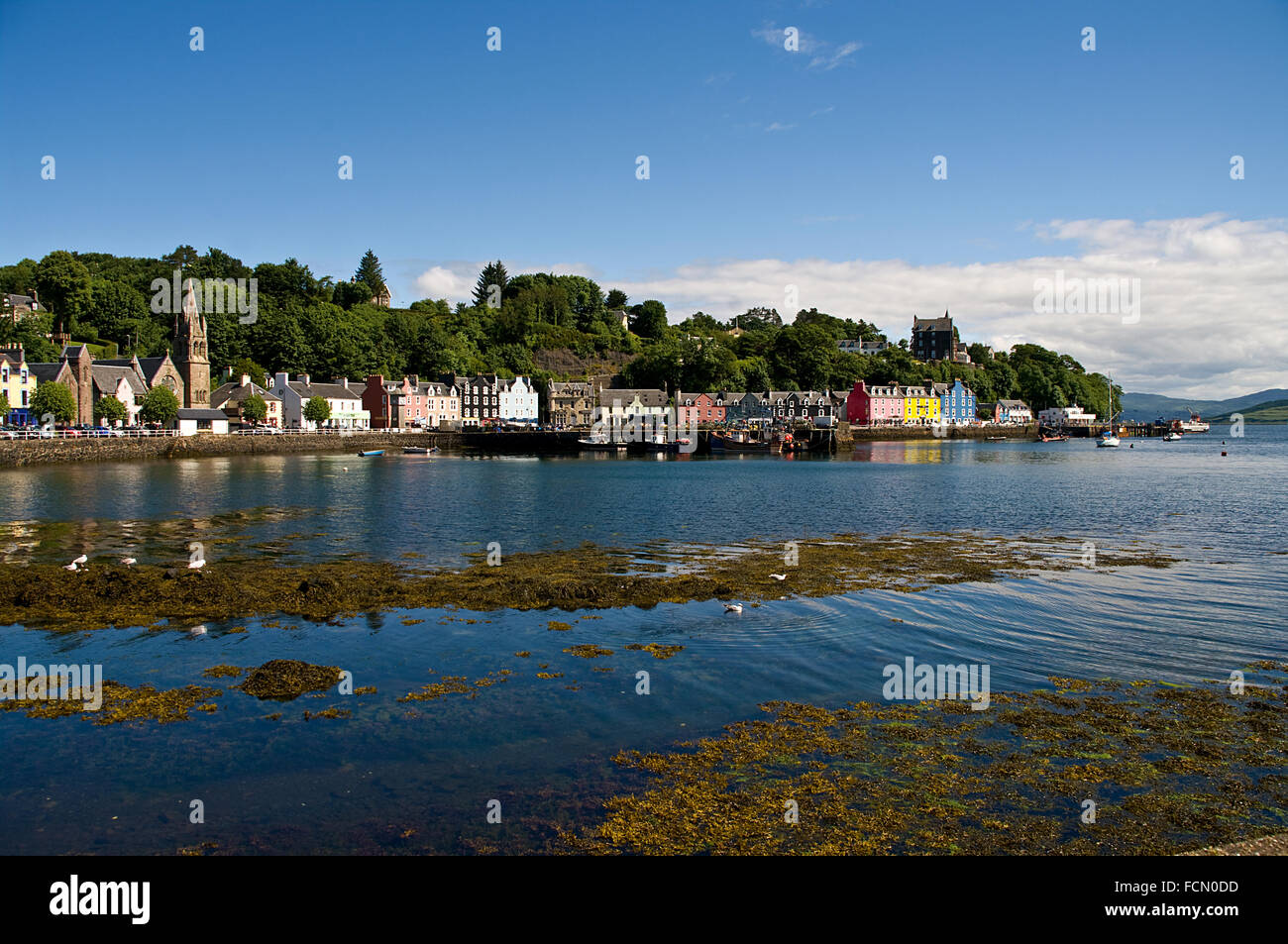 Ein Blick auf die geschwungene Kurve Tobermory Bucht und Hafen auf der Isle of Mull, Schottland. Stockfoto