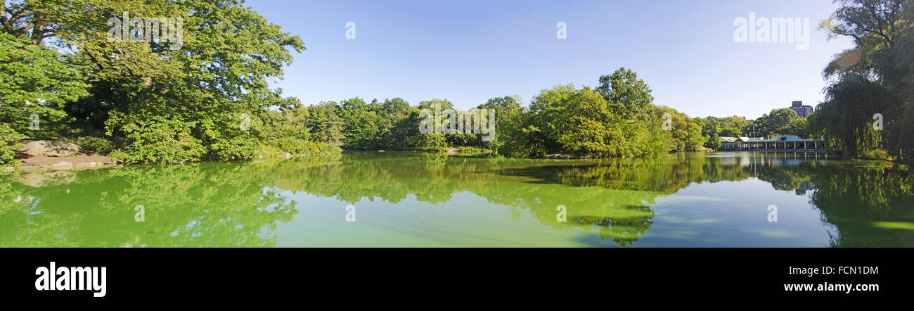 New York, Vereinigte Staaten von Amerika, USA: Teich im Central Park mit Blick auf Das Loeb Boathouse, berühmten und historischen Restaurant im Park seit 1860 Stockfoto