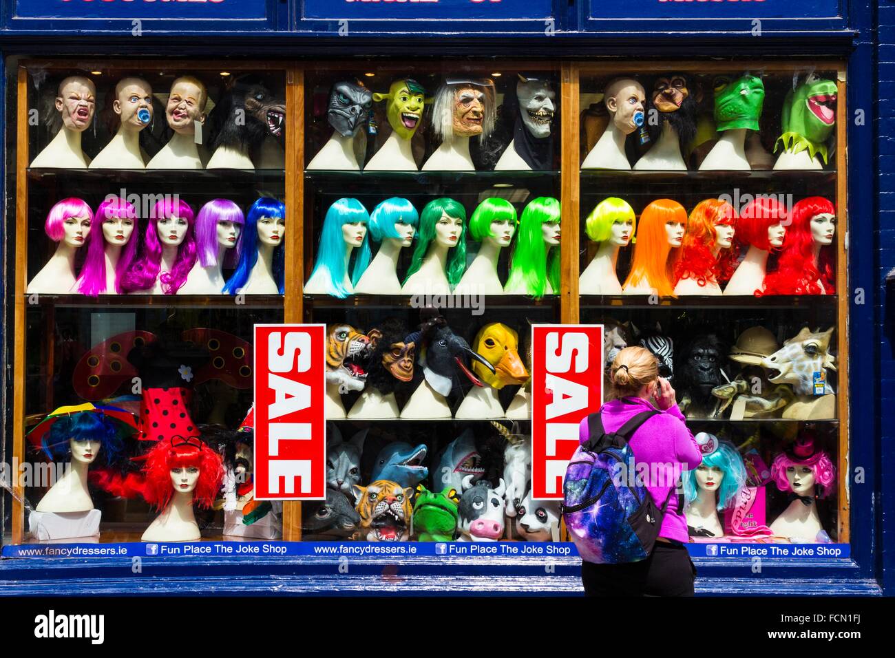 Junge Frau, die im Fenster ein Witz und Fancy Dress Shop, South King Street, Dublin. Aufnahmedatum 14.07.15 Stockfoto