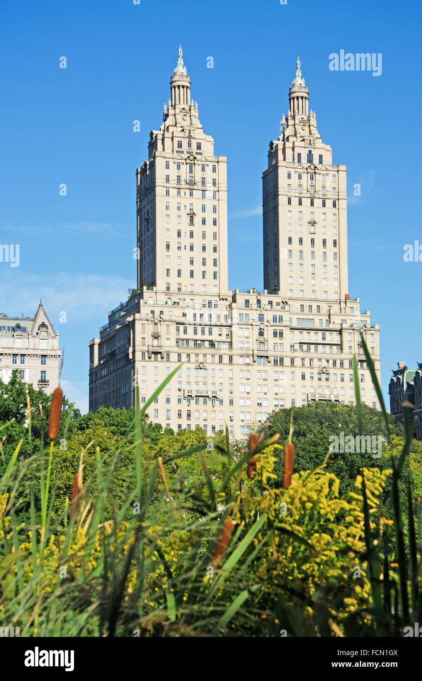 Central Park, New York City, Usa: Blick auf das San Remo Gebäude, eröffnet im Jahre 1930 Stockfoto