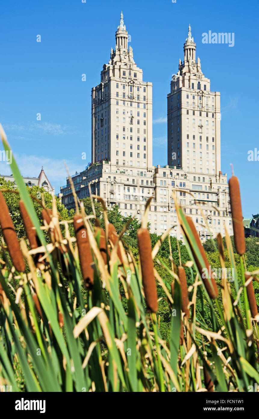 Central Park, New York City, Usa: Blick auf das San Remo Gebäude, eröffnet im Jahre 1930 Stockfoto