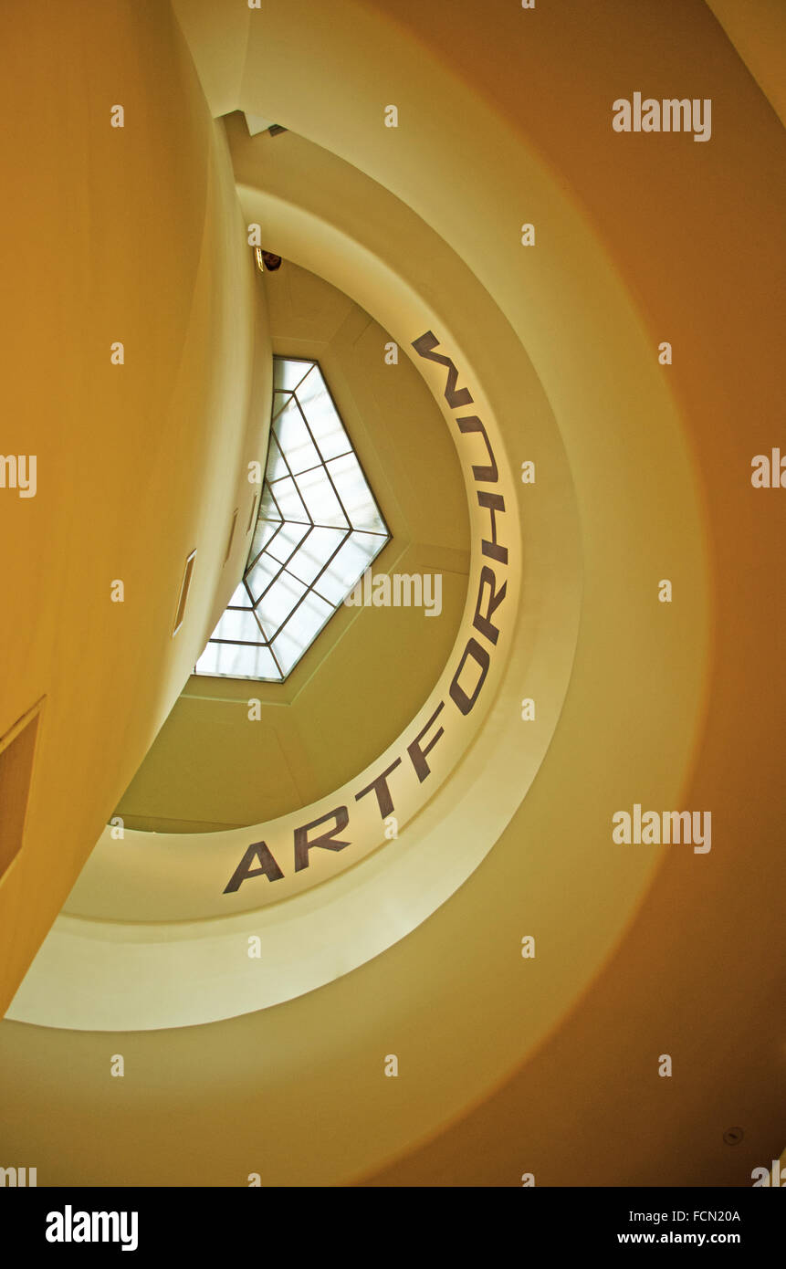 New York, USA: Details im Innenraum der Spirale Rampe des Solomon R. Guggenheim Museum, entworfen von dem amerikanischen Architekten Frank Lloyd Wright Stockfoto