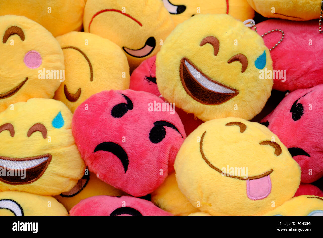 Wütendes Gesicht in der Menge der glückliche Gesichter Stockfoto