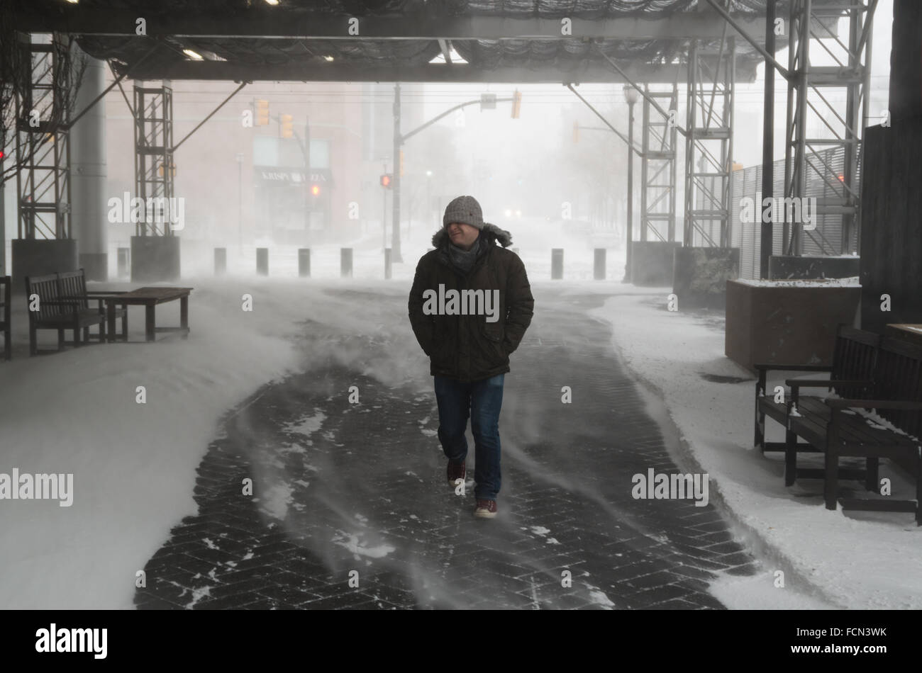 Jersey City, USA. 23. Januar 2016. Ein Mann Hosenträger gegen starken Wind und entgegenkommenden Schnee. Blizzard-Bedingungen entlang der nordöstlichen Küste führten in einen Ausnahmezustand als Declard in vielen Bereichen. Bildnachweis: Elizabeth Wake/Alamy Live-Nachrichten Stockfoto