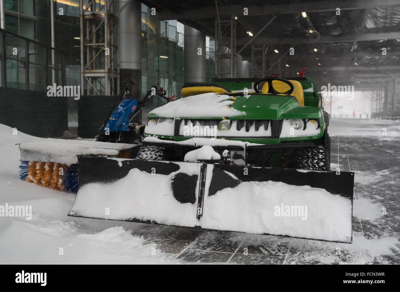Jersey City, USA. 23. Januar 2016. Schneeräumung Ausrüstung in Kraft. Blizzard-Bedingungen entlang der nordöstlichen Küste führten in einen Ausnahmezustand als Declard in vielen Bereichen. Bildnachweis: Elizabeth Wake/Alamy Live-Nachrichten Stockfoto