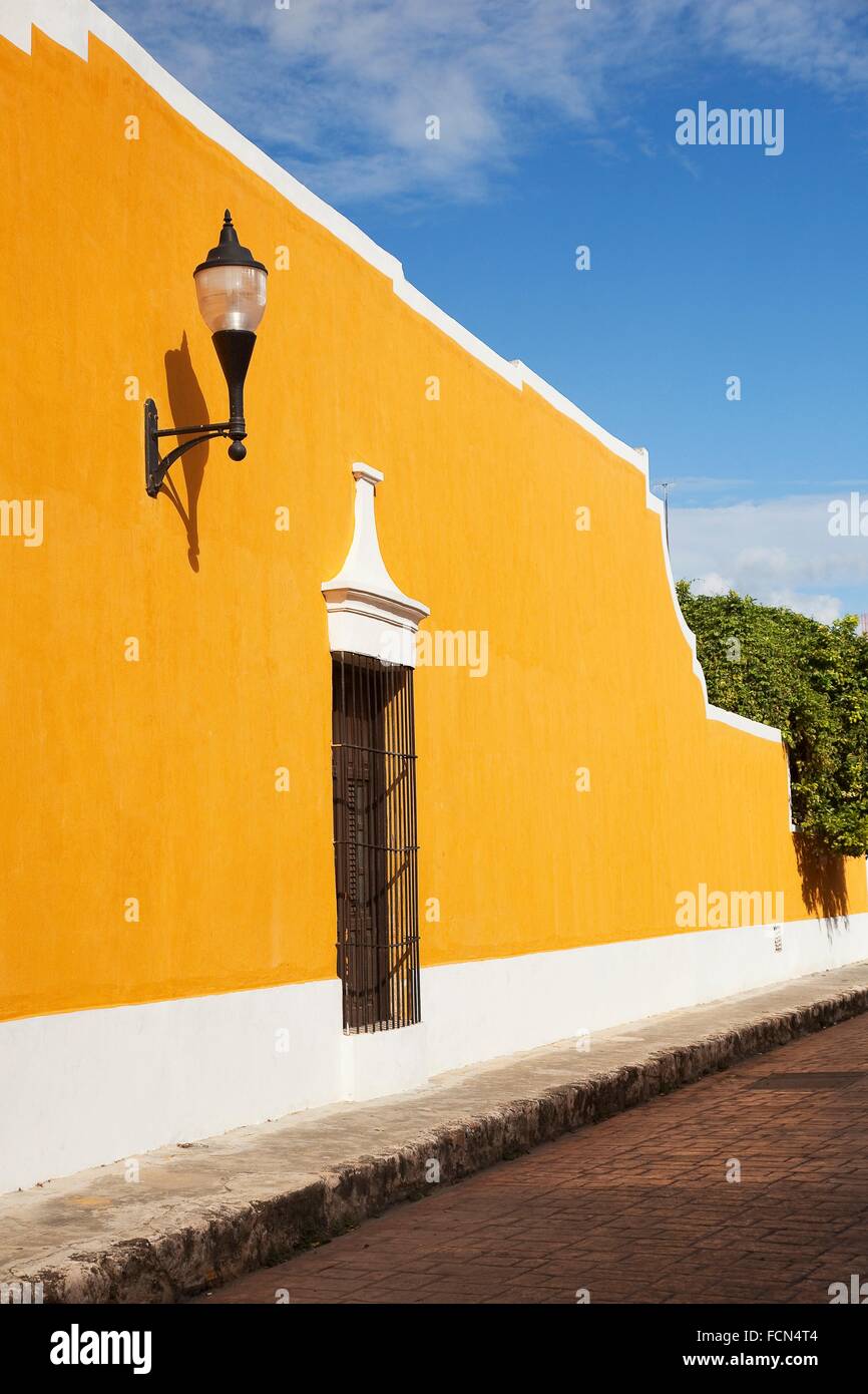 Gelbes gebäude Fotos und Bildmaterial in hoher Auflösung Alamy