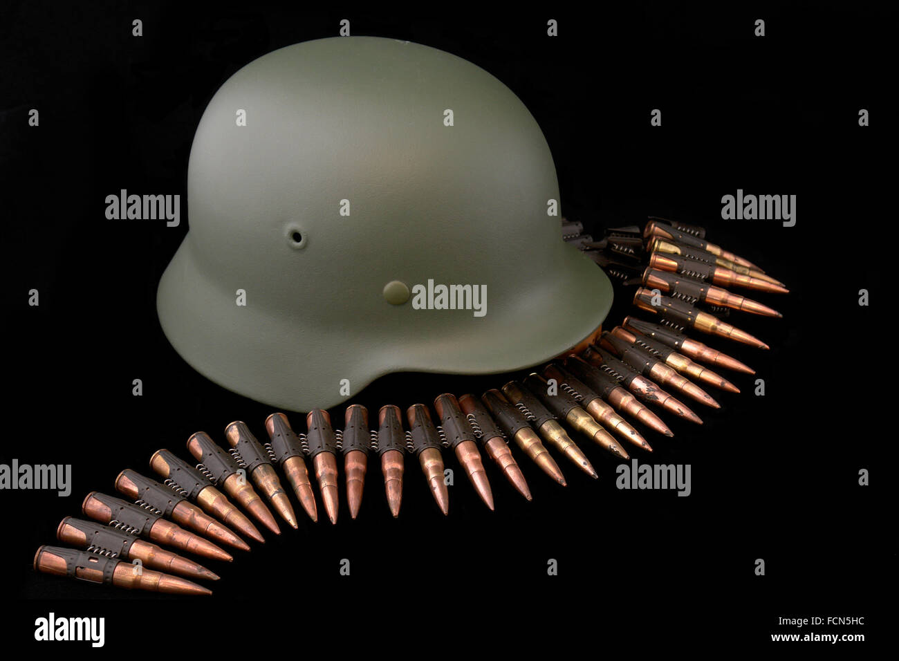 Deutschland in den 2. Weltkrieg. Komposition mit der Schlacht Helm (M35) und Patronengürtel aus deutschen Maschinengewehr. Stockfoto