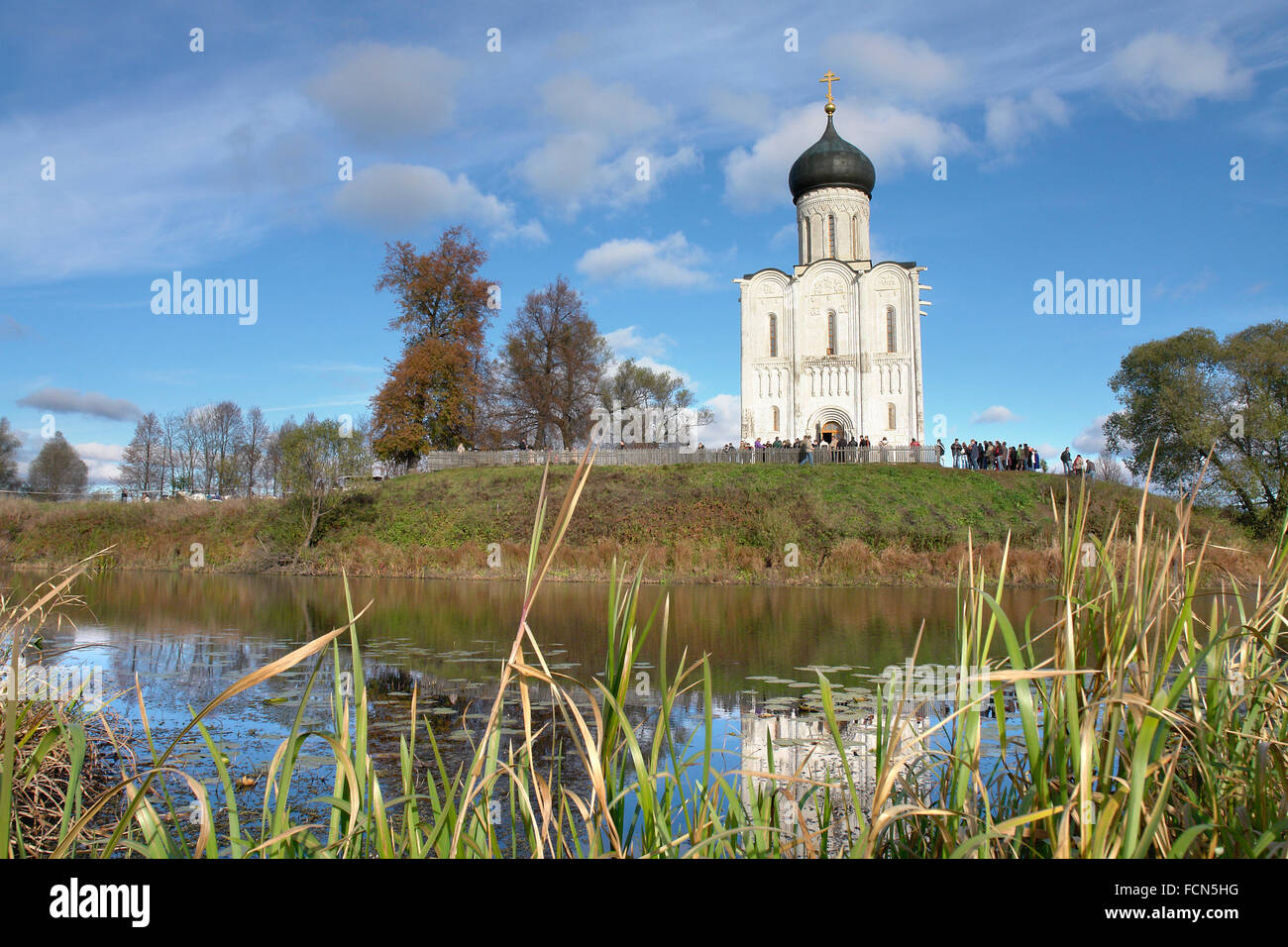Die Kirche der Fürbitte der Heiligen Jungfrau am Fluss Nerl. Russland. 12. Jahrhundert. Stockfoto
