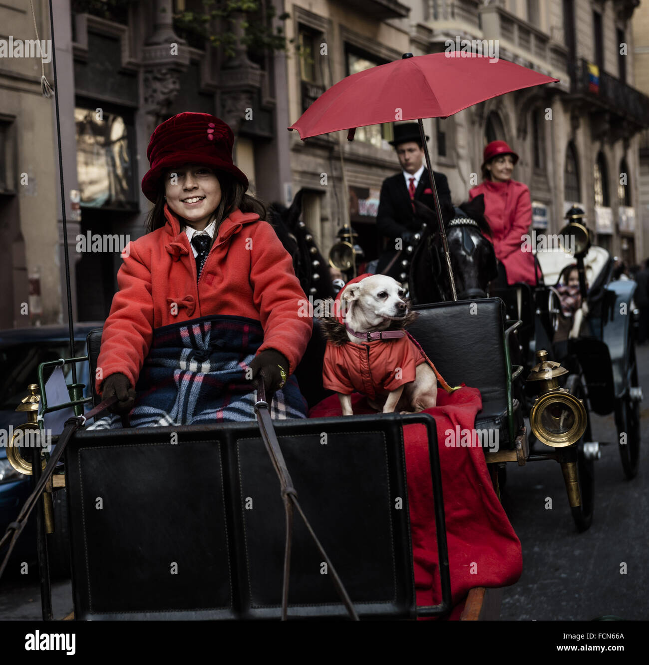 Barcelona, Katalonien, Spanien. 23. Januar 2016. Ein Mädchen und ihr Hund nehmen an der '' Tres Tombs'' Prozession durch Barcelona zu Ehren St. Antonius, Schutzpatron der Zunft der Fuhrleute und Kutscher, der Träger und Maultier Mieter auf einem kleinen Pferden gezogenen Wagen. Bildnachweis: Matthias Oesterle/ZUMA Draht/Alamy Live-Nachrichten Stockfoto