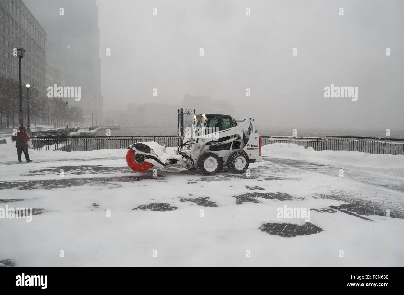 Jersey City, USA. 23. Januar 2016. Eine Schnee-Kehrmaschine löscht die verkehrsberuhigten Uferpromenade. Blizzard-Bedingungen entlang der nordöstlichen Küste führten in einen Ausnahmezustand als Declard in vielen Bereichen. Bildnachweis: Elizabeth Wake/Alamy Live-Nachrichten. Stockfoto