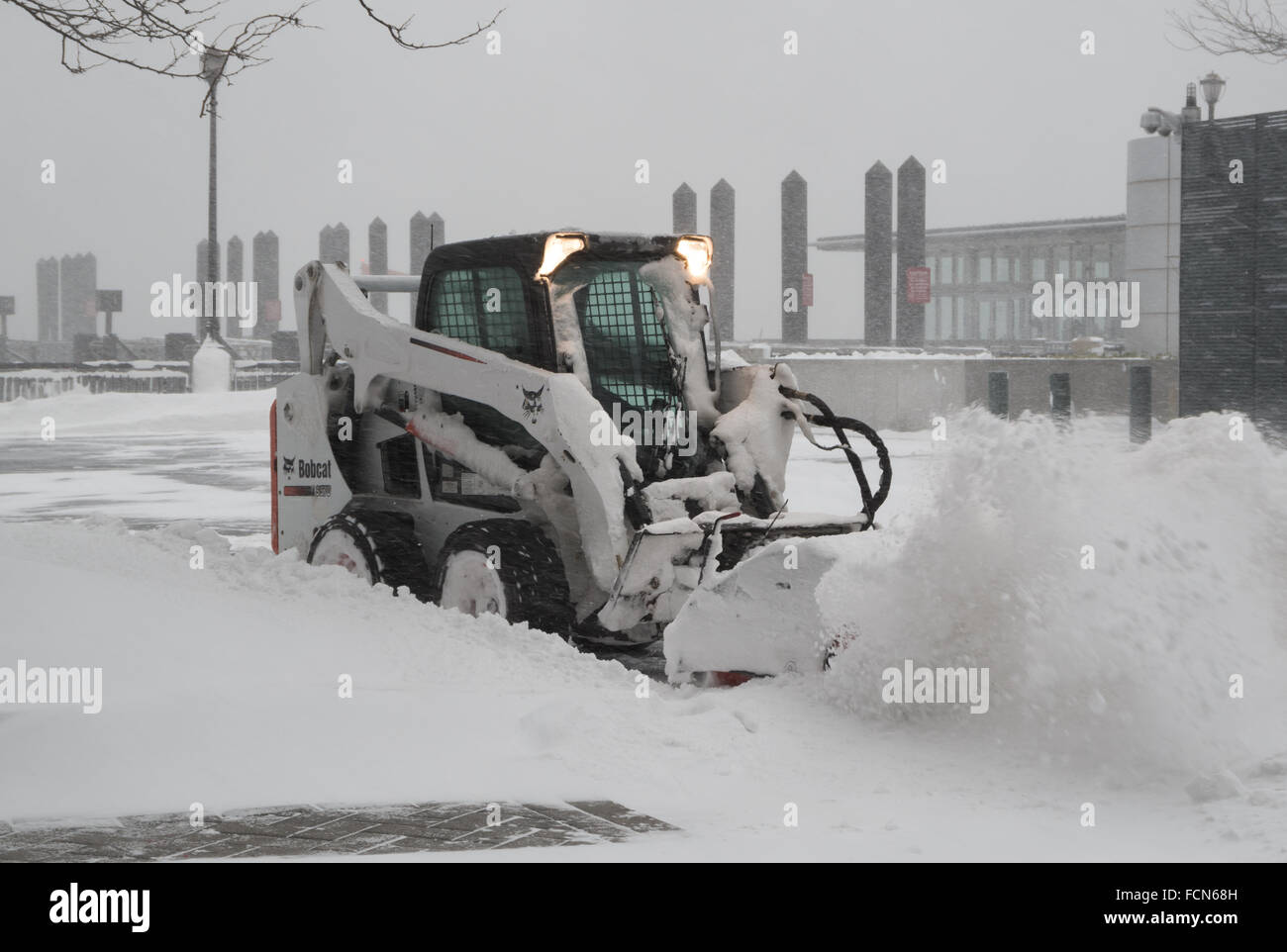 Jersey City, USA. 23. Januar 2016. Eine Schnee-Kehrmaschine löscht die verkehrsberuhigten Uferpromenade. Blizzard-Bedingungen entlang der nordöstlichen Küste führten in einen Ausnahmezustand als Declard in vielen Bereichen. Bildnachweis: Elizabeth Wake/Alamy Live-Nachrichten. Stockfoto