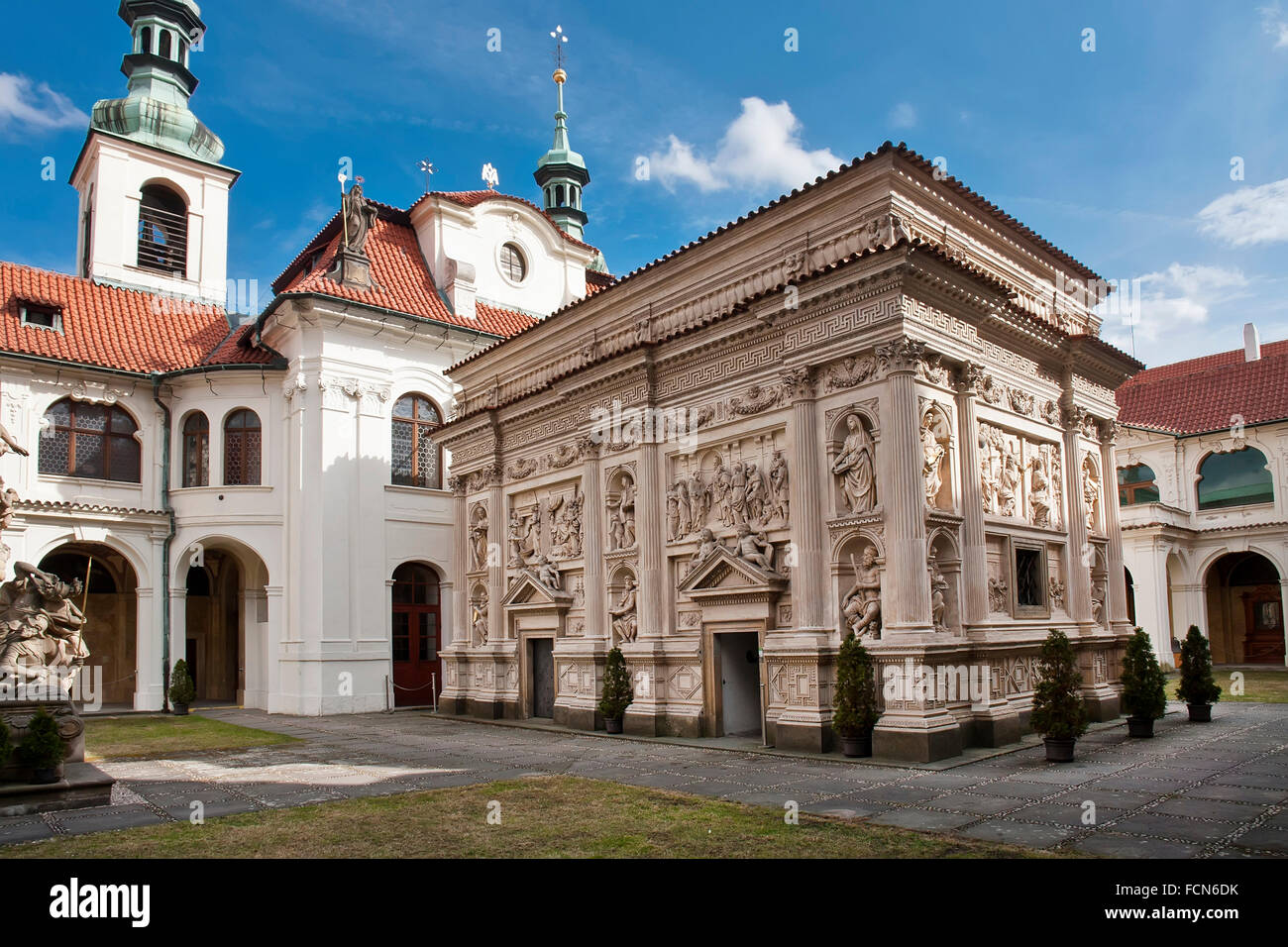 Prag. Blick auf die Santa Casa in der Mitte des Umganges der Prager Loreto. Stockfoto