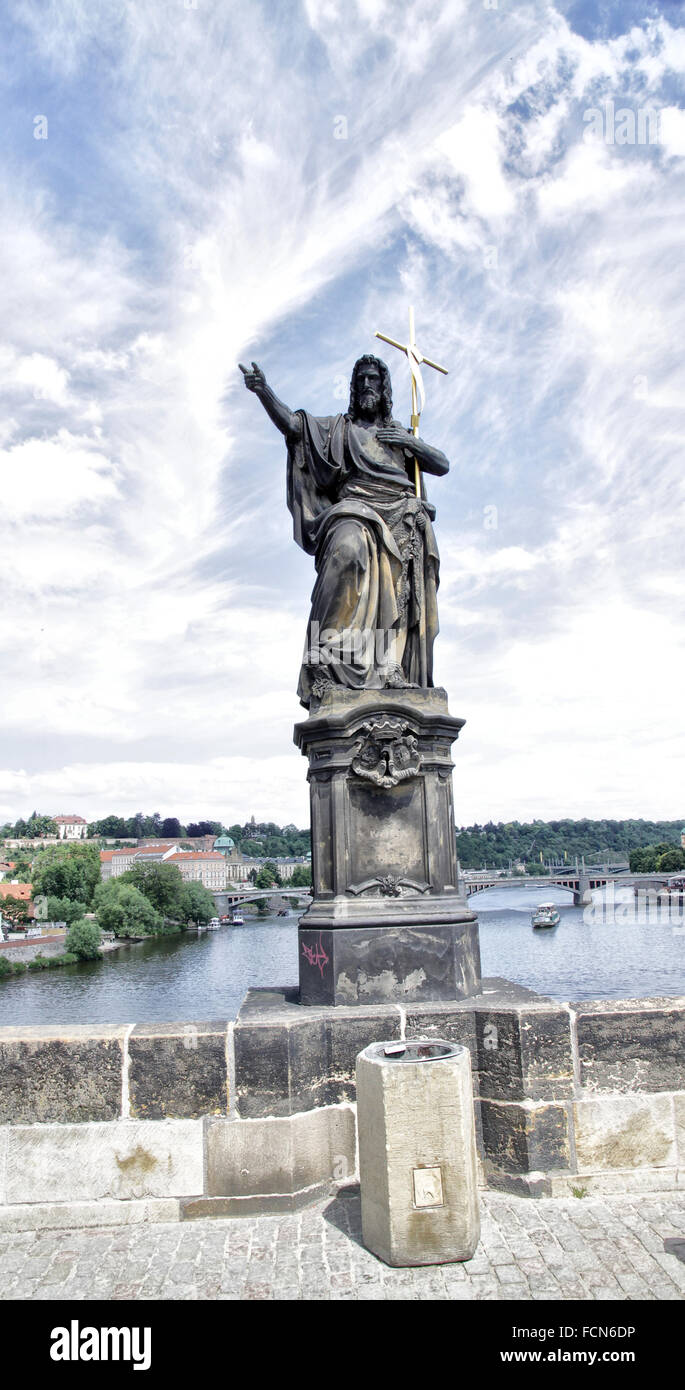 Statue des Hl. Johannes des Täufers auf der Karlsbrücke in Prag. Stockfoto