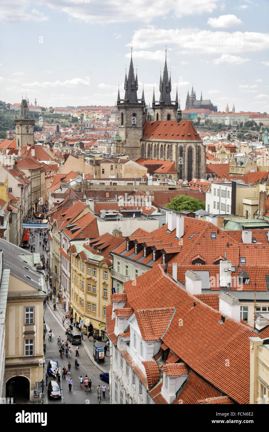 Prag. Blick vom Pulverturm zur Frauenkirche vor Tein. Stockfoto