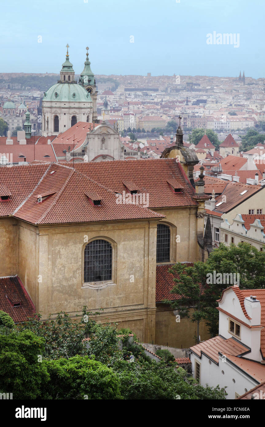 Blick von der Prager Burg auf der Karlsbrücke entfernt. Stockfoto