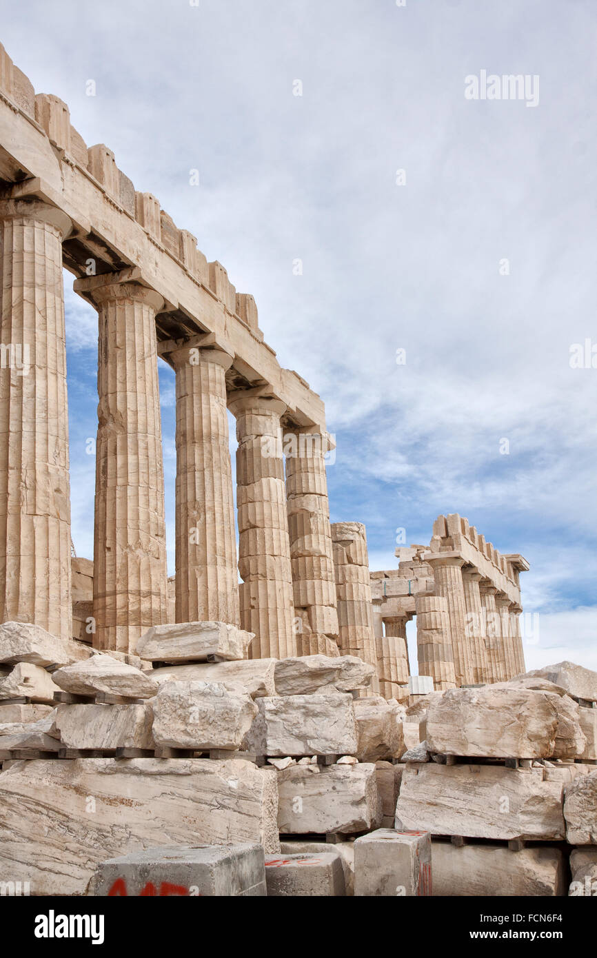 Der Parthenon ist ein ehemaliger Tempel auf der Athener Akropolis, Griechenland. Stockfoto