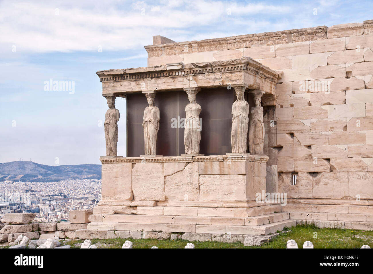 Das Erechtheion ist einem alten griechischen Tempel auf der Nordseite der Akropolis von Athen in Griechenland. Stockfoto